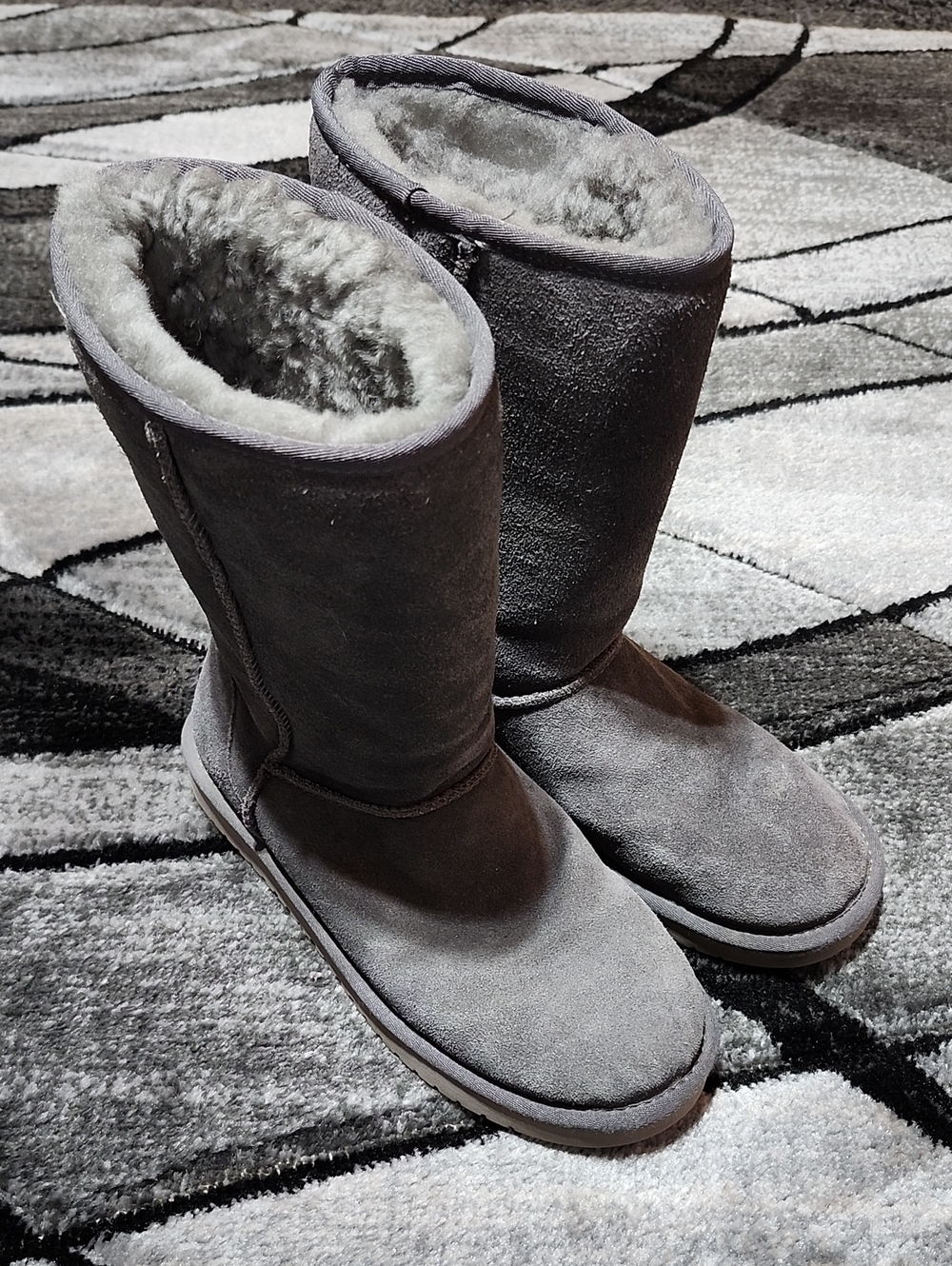 KOOLABURRA BY UGG GRAY SUEDE TALL SHEARLING LINED BOOTS US 8